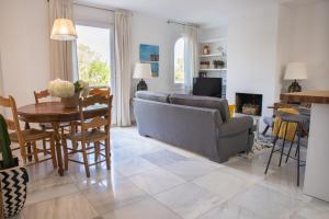 - un salon avec un canapé et une table dans l'établissement Expo Apartment Golden Mile, à Marbella