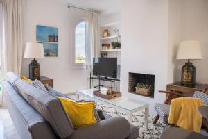 - un salon avec un canapé et une télévision dans l'établissement Expo Apartment Golden Mile, à Marbella