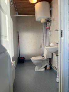 Ванна кімната в Saltviks Stugby & Camping