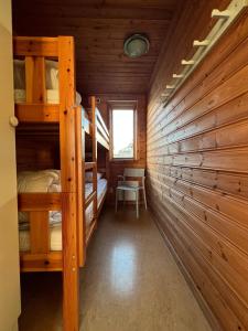 Säng eller sängar i ett rum på Saltviks Stugby & Camping