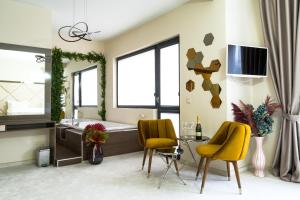 Cappo suites في فيليكو ترنوفو: حمام مع حوض و كرسيين اصفر