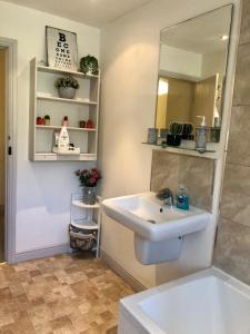 bagno con lavandino e specchio di Wuthering Cottage - Central, Stylish, Cosy, Comfy a Haworth