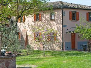 una casa con un jardín delante de ella en Apartment Cilamino by Interhome en Peccioli