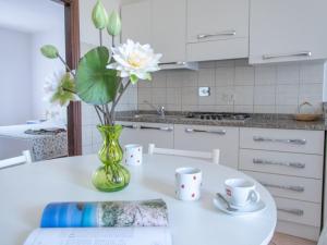 A kitchen or kitchenette at Apartment Villa Franca-2 by Interhome