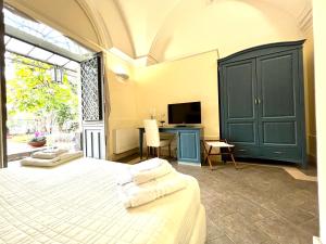 Il Giardino Falcone tesisinde bir odada yatak veya yataklar