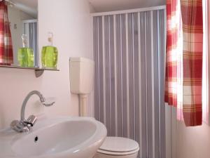Kúpeľňa v ubytovaní Holiday Home Happy Easy by Interhome
