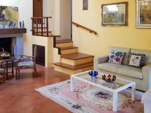 een woonkamer met een bank en een salontafel bij Apartment Appartamento Valle Verde by Interhome in Buti