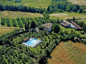 una vista aérea de una casa con piscina en Apartment Melograno by Interhome, en Peccioli