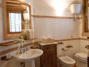 y baño con lavabo, aseo y espejo. en Apartment Melograno by Interhome, en Peccioli