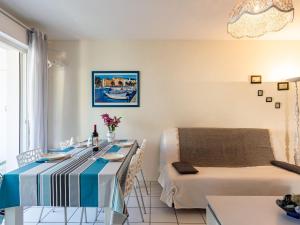 een eetkamer met een tafel en een bed bij Apartment Joanis-2 by Interhome in Saint-Jean-de-Luz