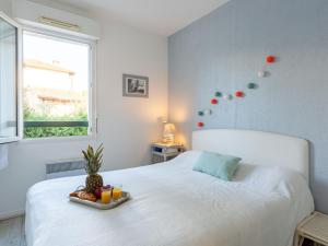 een slaapkamer met een bed en een dienblad met fruit erop bij Apartment Joanis-2 by Interhome in Saint-Jean-de-Luz