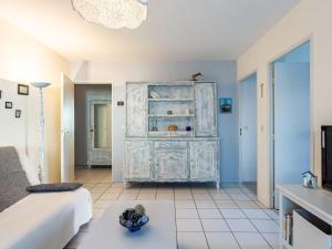 een woonkamer met een witte kast en een bank bij Apartment Joanis-2 by Interhome in Saint-Jean-de-Luz