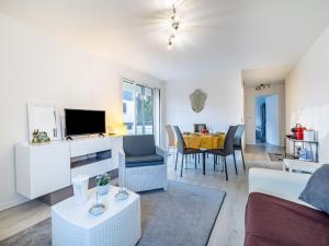 TV a/nebo společenská místnost v ubytování Apartment Le Vert Coteau-3 by Interhome
