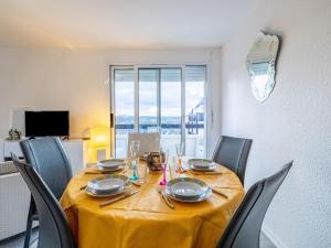 TV a/nebo společenská místnost v ubytování Apartment Le Vert Coteau-3 by Interhome
