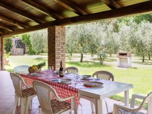 - une table blanche avec des chaises et une table avec des verres à vin dans l'établissement Villa Il Casolare by Interhome, à Sperlonga