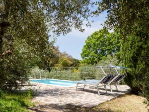 une paire de chaises assises à côté de la piscine dans l'établissement Villa Il Casolare by Interhome, à Sperlonga
