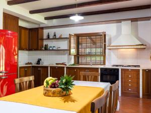 - une cuisine avec une table et un bol de fruits dans l'établissement Villa Il Casolare by Interhome, à Sperlonga