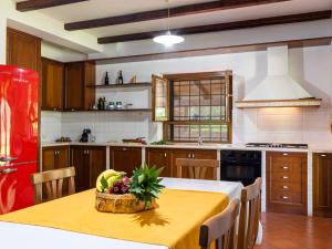 Villa Il Casolare by Interhome في سبرلونغا: مطبخ مع طاولة عليها صحن من الفواكه