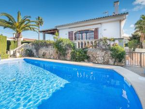 Bazén v ubytování Villa Dofins Bahia Azul by Interhome nebo v jeho okolí