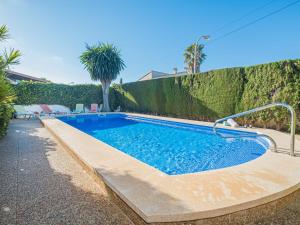 Bazén v ubytování Villa Dofins Bahia Azul by Interhome nebo v jeho okolí