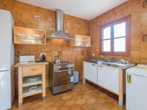 Kuchyň nebo kuchyňský kout v ubytování Villa Dofins Bahia Azul by Interhome
