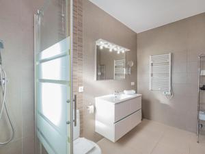 Koupelna v ubytování Villa Dofins Bahia Azul by Interhome