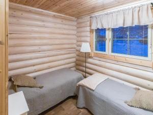 - une chambre avec 2 lits et une fenêtre dans l'établissement Holiday Home Villa lempi by Interhome, à Äkäslompolo