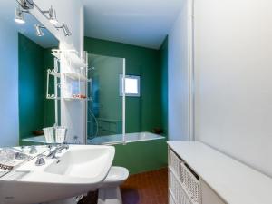 Ένα μπάνιο στο Apartment Le Beau Site by Interhome