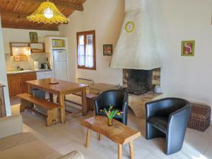 ein Wohnzimmer mit Tisch und Stühlen und einem Kamin in der Unterkunft Holiday Home Le Châtaignier by Interhome in Blanquefort-sur-Briolance