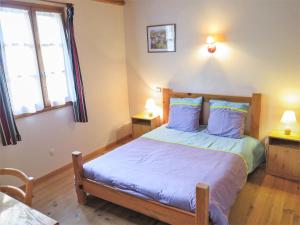 ein Schlafzimmer mit einem Bett und zwei Lampen und einem Fenster in der Unterkunft Holiday Home Le Châtaignier by Interhome in Blanquefort-sur-Briolance