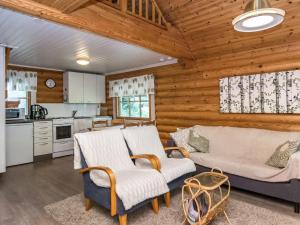 un salon avec deux chaises et un canapé dans l'établissement Holiday Home Vihreä mökki by Interhome, à Kesälahti 12 autres photos