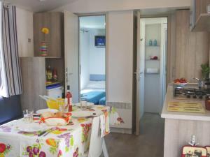 Η κουζίνα ή μικρή κουζίνα στο Holiday Home Happy Comfort by Interhome