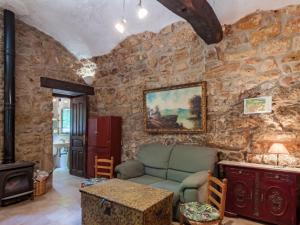 CasamaríaにあるHoliday Home El Molino by Interhomeの石壁のリビングルーム(ソファ付)