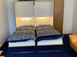 ein Schlafzimmer mit einem Bett mit zwei Kissen darauf in der Unterkunft Apartment Sunnmatt 128 by Interhome in Engelberg