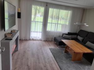 ein Wohnzimmer mit einem Sofa und einem Tisch in der Unterkunft Apartment Erlenrain Wohnung 911 by Interhome in Engelberg