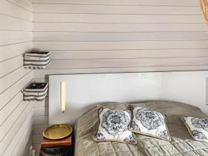 1 dormitorio con 1 cama con 2 almohadas en Holiday Home Kasnäs marina a 7 by Interhome en Kasnäs