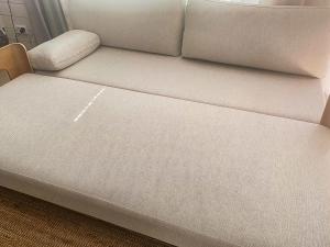 um sofá branco sentado num quarto em Holiday Home Kasnäs marina a 7 by Interhome em Kasnäs