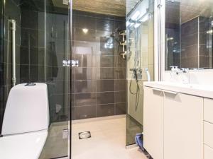 La salle de bains est pourvue d'une douche, de toilettes et d'un lavabo. dans l'établissement Holiday Home Vuorihuoneistot 712 by Interhome, à Sastamala
