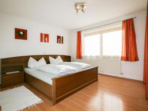 Postel nebo postele na pokoji v ubytování Apartment Haus Wurm by Interhome
