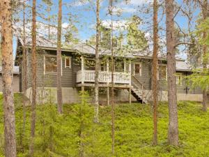 una casa grande con terraza en el bosque en Holiday Home Lauri 5 by Interhome, en Sirkka