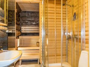 ein Badezimmer mit Dusche und Waschbecken in der Unterkunft Holiday Home Vilkkuna 20 a by Interhome in Syöte