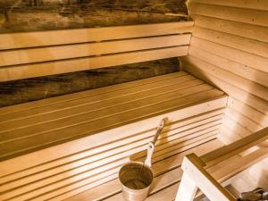 eine Sauna mit einem Eimer und einem Besen in der Unterkunft Holiday Home Vilkkuna 20 a by Interhome in Syöte + 7 Fotos