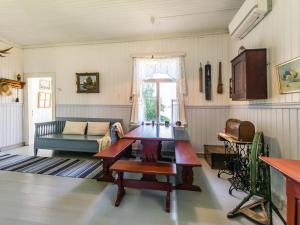 salon ze stołem i kanapą w obiekcie Holiday Home Elfvik by Interhome w mieście Porvoo