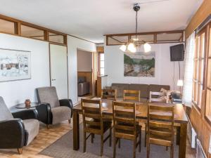 TV a/nebo společenská místnost v ubytování Holiday Home Saariseläntie 8 d7 by Interhome