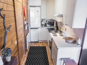Kuchyň nebo kuchyňský kout v ubytování Holiday Home Saariseläntie 8 d7 by Interhome