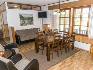 TV a/nebo společenská místnost v ubytování Holiday Home Saariseläntie 8 d7 by Interhome