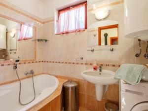 Kúpeľňa v ubytovaní Holiday Home Tamas - SZA180 by Interhome