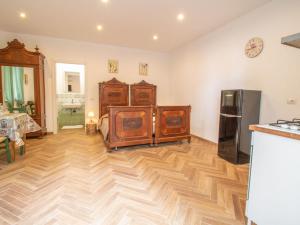 sala de estar con suelo de madera y nevera en Apartment Alighieri by Interhome, en Bolsena