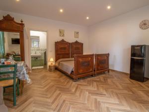 1 dormitorio con 1 cama y suelo de madera en Apartment Alighieri by Interhome, en Bolsena