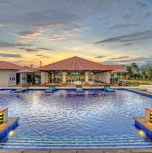 a large swimming pool in front of a building at Brizantha Hotel Campestre in Villavicencio